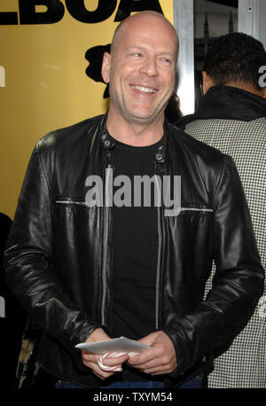 Schauspieler Bruce Willis kommt als Gast für die Premiere der motion picture Drama 'Rocky Balboa', am Grauman's Chinese Theater in Hollywood" in Los Angeles am 13. Dezember 2006. (UPI Foto/Jim Ruymen) Stockfoto