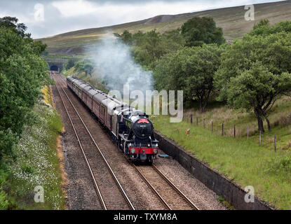 Ribblehead, North Yorkshire, UK. 25. Juni 2019. "Die Dalesman' Dampf Ausflug von Chester nach Carlisle und zurück. Hier, auf der Rückfahrt von Carlisle gesehen, die sich aus blea Moor Tunnel auf der Settle-Carlisle Railway Line, Ribblehead, North Yorkshire. Halden und die Lüftungsschlitze aus blea Moor Tunnel kann über dem Tunnel Eingang gesehen und auch weiter oben auf dem Hügel. Der Zug wird von einer 1940 stanier Klasse 8 F Lokomotive. Quelle: John Bentley/Alamy leben Nachrichten Stockfoto