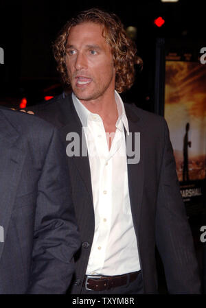 Matthew McConaughey, der schildert Jack Lengyel in der motion picture Sport Drama "Wir sind Marschall", kommt für die Premiere des Films am Grauman's Chinese Theater in Hollywood" in Los Angeles am 14. Dezember 2006. (UPI Foto/Jim Ruymen) Stockfoto