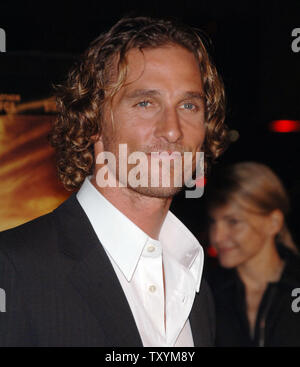 Matthew McConaughey, der schildert Jack Lengyel in der motion picture Sport Drama "Wir sind Marschall", kommt für die Premiere des Films am Grauman's Chinese Theater in Hollywood" in Los Angeles am 14. Dezember 2006. (UPI Foto/Jim Ruymen) Stockfoto