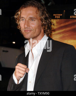 Matthew McConaughey, der schildert Jack Lengyel in der motion picture Sport Drama "Wir sind Marschall", kommt für die Premiere des Films am Grauman's Chinese Theater in Hollywood" in Los Angeles am 14. Dezember 2006. (UPI Foto/Jim Ruymen) Stockfoto