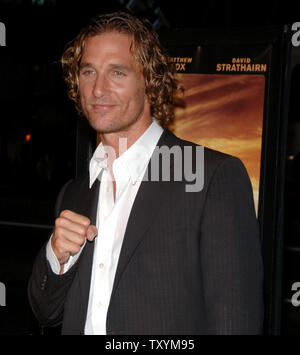 Matthew McConaughey, der schildert Jack Lengyel in der motion picture Sport Drama "Wir sind Marschall", kommt für die Premiere des Films am Grauman's Chinese Theater in Hollywood" in Los Angeles am 14. Dezember 2006. (UPI Foto/Jim Ruymen) Stockfoto