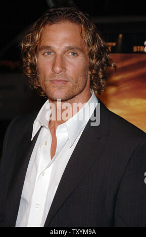 Matthew McConaughey, der schildert Jack Lengyel in der motion picture Sport Drama "Wir sind Marschall", kommt für die Premiere des Films am Grauman's Chinese Theater in Hollywood" in Los Angeles am 14. Dezember 2006. (UPI Foto/Jim Ruymen) Stockfoto