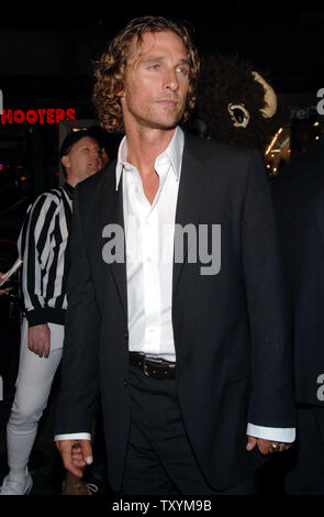 Matthew McConaughey, der schildert Jack Lengyel in der motion picture Sport Drama "Wir sind Marschall", kommt für die Premiere des Films am Grauman's Chinese Theater in Hollywood" in Los Angeles am 14. Dezember 2006. (UPI Foto/Jim Ruymen) Stockfoto