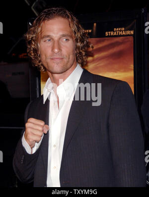 Matthew McConaughey, der schildert Jack Lengyel in der motion picture Sport Drama "Wir sind Marschall", kommt für die Premiere des Films am Grauman's Chinese Theater in Hollywood" in Los Angeles am 14. Dezember 2006. (UPI Foto/Jim Ruymen) Stockfoto