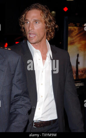 Matthew McConaughey, der schildert Jack Lengyel in der motion picture Sport Drama "Wir sind Marschall", kommt für die Premiere des Films am Grauman's Chinese Theater in Hollywood" in Los Angeles am 14. Dezember 2006. (UPI Foto/Jim Ruymen) Stockfoto