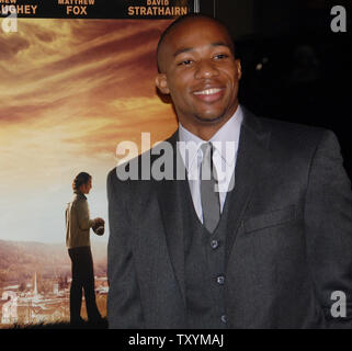 Arlen Escarpeta, der Mitglied in der motion picture Sport Drama "Wir sind Marschall", kommt für die Premiere des Films am Grauman's Chinese Theater in Hollywood" in Los Angeles am 14. Dezember 2006. (UPI Foto/Jim Ruymen) Stockfoto