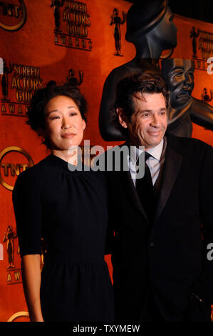 Schauspielerin Sandra Oh (L) und SAG-Präsident Alan Rosenberg (R) posieren für die Fotografen bei der Bekanntgabe der 13. jährlichen Screen Actors Guild Awards Nominierungen in West Hollywood, Kalifornien am 4. Januar 2007. (UPI Foto/Phil McCarten) Stockfoto