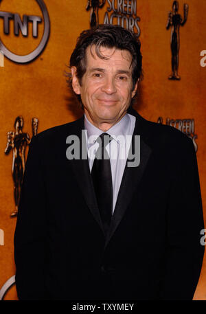 SAG-Präsident Alan Rosenberg posiert für die Fotografen bei der Bekanntgabe der 13. jährlichen Screen Actors Guild Awards Nominierungen in West Hollywood, Kalifornien am 4. Januar 2007. (UPI Foto/Phil McCarten) Stockfoto