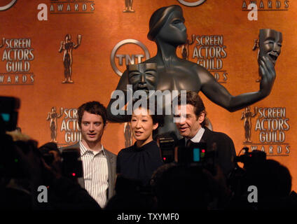 Schauspieler Elijah Wood (L), Sandra Oh (C) und SAG-Präsident Alan Rosenberg (R) posieren für die Fotografen bei der Bekanntgabe der 13. jährlichen Screen Actors Guild Awards Nominierungen in West Hollywood, Kalifornien am 4. Januar 2007. (UPI Foto/Phil McCarten) Stockfoto