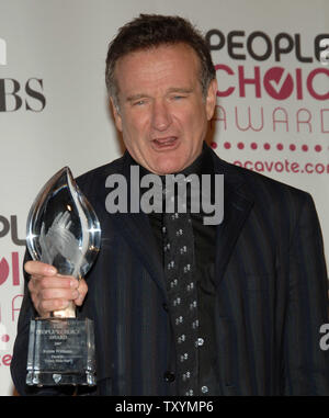 Robin Williams erscheint Backstage mit seiner Auszeichnung für Favorit lustige männliche Star auf der 33. jährlichen People's Choice Awards in Los Angeles am 9. Januar 2007. (UPI Foto/Jim Ruymen) Stockfoto