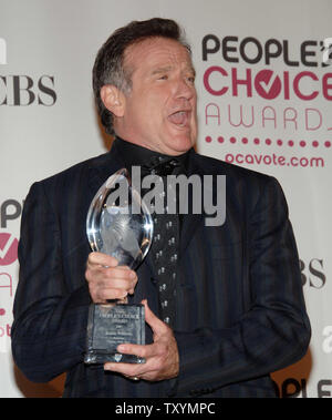 Robin Williams erscheint Backstage mit seiner Auszeichnung für Favorit lustige männliche Star auf der 33. jährlichen People's Choice Awards in Los Angeles am 9. Januar 2007. (UPI Foto/Jim Ruymen) Stockfoto