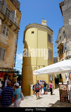 KERKYRA, GREEES - Mai 17: Die Touristen sind auf der Straße am 17. Mai 2016 in Korfu, Griechenland. Bis zu 16 Millionen Touristen erwartet, Griechenland im Jahre 201 zu besuchen Stockfoto