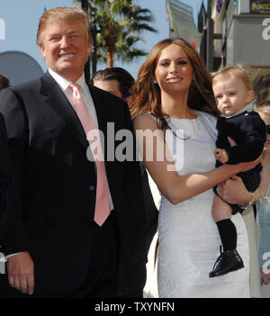 Donald Trump, der Milliardär Entwickler und Hersteller von NBC's "The Apprentice", sieht mit seiner Frau Melania und Ihre 10 Monate alte Sohn Barron, während einer Zeremonie ihn ehrt mit einem Stern auf dem Hollywood des Ruhmes in Los Angeles am 16. Januar 2007 laufen. (UPI Foto/Jim Ruymen) Stockfoto