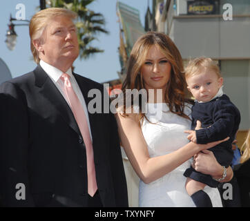 Donald Trump, der Milliardär Entwickler und Hersteller von NBC's "The Apprentice", sieht mit seiner Frau Melania und Ihre 10 Monate alte Sohn Barron, während einer Zeremonie ihn ehrt mit einem Stern auf dem Hollywood des Ruhmes in Los Angeles am 16. Januar 2007 laufen. (UPI Foto/Jim Ruymen) Stockfoto