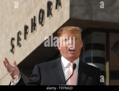 Donald Trump, der Milliardär Entwickler und Hersteller von NBC's "The Apprentice", spricht während einer Zeremonie ihn ehrt mit einem Stern auf dem Hollywood Walk of Fame in Los Angeles am 16. Januar 2007. (UPI Foto/Jim Ruymen) Stockfoto