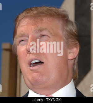 Donald Trump, der Milliardär Entwickler und Hersteller von NBC's "The Apprentice", spricht mit Reportern während einer Zeremonie ihn ehrt mit einem Stern auf dem Hollywood Walk of Fame in Los Angeles am 16. Januar 2007. (UPI Foto/Jim Ruymen) Stockfoto