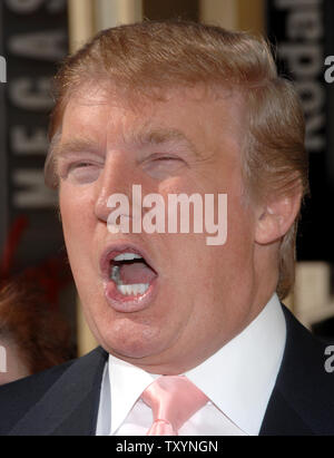 Donald Trump, der Milliardär Entwickler und Hersteller von NBC's "The Apprentice", spricht mit Reportern während einer Zeremonie ihn ehrt mit einem Stern auf dem Hollywood Walk of Fame in Los Angeles am 16. Januar 2007. (UPI Foto/Jim Ruymen) Stockfoto