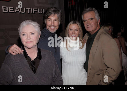 Darsteller Susan Flannery (L-R), Ronn Moss, Katherine Kelly Lang und John McCook für Fotos, die während der Feier der 5000 Episode von "Die fette und das schöne" in Los Angeles am 23. Januar 2007 dar. (UPI Foto/Phil McCarten) Stockfoto