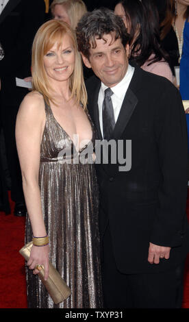 Schauspielerin Marg Helgenberger aus der Fernsehsendung 'CSI' und ihr Ehemann, SAG-Präsident Alan Rosenberg, kommen für die 13. jährliche Screen Actors Guild Awards im Shrine Auditorium in Los Angeles am 28. Januar 2007. (UPI Foto/Jim Ruymen) Stockfoto