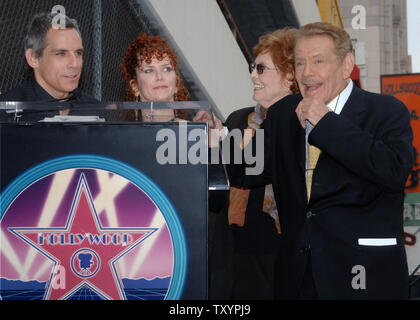 Jerry Stiller (R) reagiert, neben seiner Frau Anne Meara (2. R), wie ihre Kinder Ben Stiller (L) und Amy Stiller (2. L) Geschichten über ihre jugendliche Erfahrungen berichten, wie Sie mit den 2.328 th Stern auf dem Hollywood Walk of Fame geehrt, während einer enthüllungsfeier in Los Angeles am 9. Februar 2007. Stiller und Meara sind die vierte Ehepaar einen gemeinsamen Stern auf dem Walk of Fame zu erhalten, Sonny und Cher, des Fernsehens Ozzie und Harriet Nelson und radio Fibber McGee und Molly. (UPI Foto/Jim Ruymen) Stockfoto