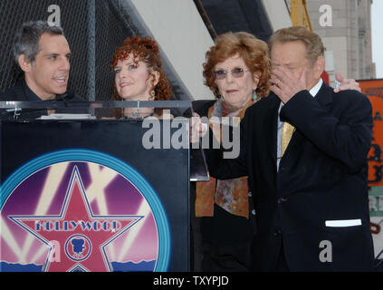 Jerry Stiller (R) reagiert, neben seiner Frau Anne Meara (2. R), wie ihre Kinder Ben Stiller (L) und Amy Stiller (2. L) Geschichten über ihre jugendliche Erfahrungen berichten, wie Sie mit den 2.328 th Stern auf dem Hollywood Walk of Fame geehrt, während einer enthüllungsfeier in Los Angeles am 9. Februar 2007. Stiller und Meara sind die vierte Ehepaar einen gemeinsamen Stern auf dem Walk of Fame zu erhalten, Sonny und Cher, des Fernsehens Ozzie und Harriet Nelson und radio Fibber McGee und Molly. (UPI Foto/Jim Ruymen) Stockfoto