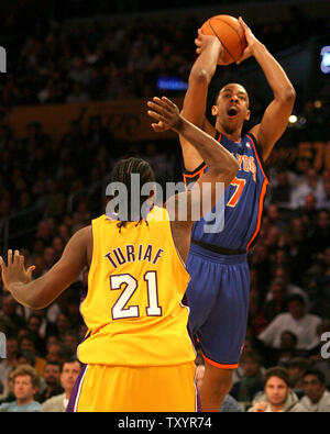 New York Knicks Zentrum Channing Frye (7) Kerben über Los Angeles Lakers Ronny Turiaf im zweiten Quartal im Staples Center in Los Angeles am 13. Februar 2007. (UPI Foto/Jon SooHoo) Stockfoto