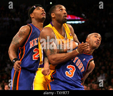 Los Angeles Laker Kobe Bryant (C) wird zwischen New York Knicks Quentin Richardson (L) und Stephon Marbury sandwiched wie die Knicks die Los Angeles Lakers 107-106 im Staples Center in Los Angeles am 13. Februar 2007 besiegt. (UPI Foto/Jon SooHoo) Stockfoto