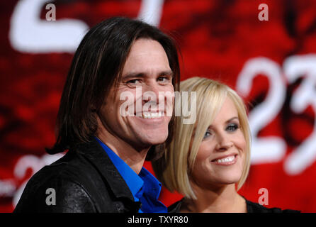 Warf Mitglied Jim Carrey (L) und Jenny McCarthy die Premiere von "Die Zahl 23" im Orpheum Theater in Los Angeles am 13. Februar 2007 statt. (UPI Foto/Phil McCarten) Stockfoto