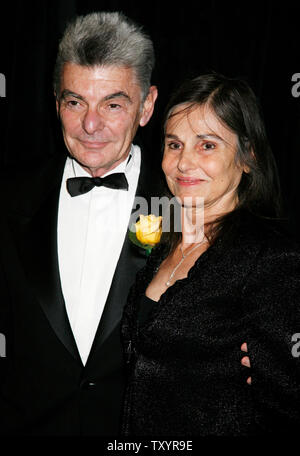 Schauspieler Richard Benjamin und seine Frau, die Schauspielerin Paula Prentiss kommen für die amerikanische Gesellschaft der Kameraleute 21. jährlichen Outstanding Achievement Awards im Century Plaza Hotel in Los Angeles am 18. Februar 2007. (UPI Foto/David Silpa) Stockfoto