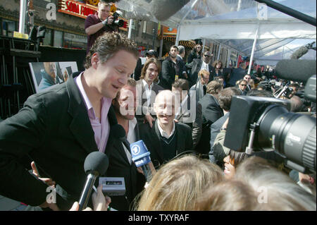 Der deutsche Regisseur Florian Henckel von Donnersmarck (L) von "Das Leben der Anderen" mit Schauspieler Sebastian Koch (C) und Ulrich Muhe beim Sprechen mit Reportern im Ankunftsbereich für die 79 Academy Awards in Los Angeles am 23. Februar 2007. (UPI Foto/Terry Schmitt) Stockfoto