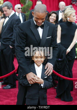 Schauspieler Will Smith und sein Sohn Jaden Christopher Syre Smith kommen für die 79. jährlichen Academy Awards, bei der Kodak Theater in Hollywood, Kalifornien, am 25. Februar 2007 statt. 50 Oscars für Motion picture Leistung im Jahr 2006 gegeben werden. (UPI Foto/Terry Schmitt) Stockfoto