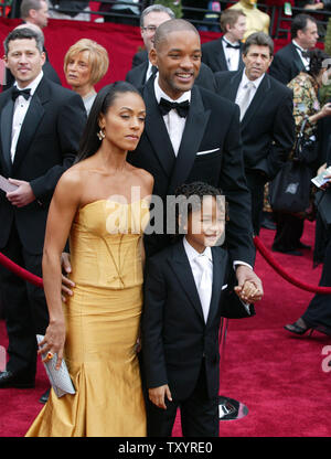 Schauspieler Will Smith, seine Frau Jada Pinkett Smith und sein Sohn Jaden Christopher Syre Smith kommen für die 79. jährlichen Academy Awards, bei der Kodak Theater in Hollywood, Kalifornien, am 25. Februar 2007 statt. 50 Oscars für Motion picture Leistung im Jahr 2006 gegeben werden. (UPI Foto/Terry Schmitt) Stockfoto