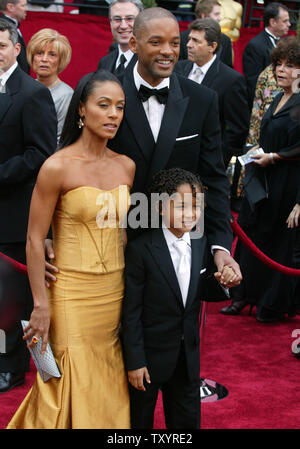 Schauspieler Will Smith, seine Frau Jada Pinkett Smith und sein Sohn Jaden Christopher Syre Smith kommen für die 79. jährlichen Academy Awards, bei der Kodak Theater in Hollywood, Kalifornien, am 25. Februar 2007 statt. 50 Oscars für Motion picture Leistung im Jahr 2006 gegeben werden. (UPI Foto/Terry Schmitt) Stockfoto