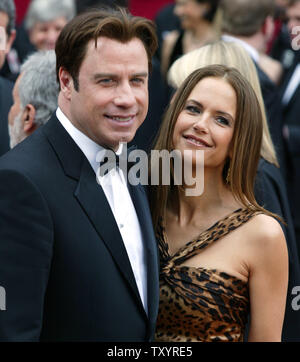 Schauspieler John Travolta und seine Frau Kelly Preston kommen für die 79. jährlichen Academy Awards, bei der Kodak Theater in Hollywood, Kalifornien, am 25. Februar 2007 statt. 50 Oscar Awards für theatralische Leistung im Jahr 2006 gegeben werden. (UPI Foto/Terry Schmitt) Stockfoto