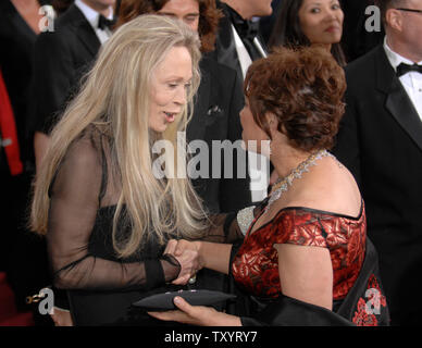 Faye Dunaway und mexikanische Schauspielerin Adriana Barraza kommt für die 79. jährlichen Academy Awards im Kodak Theater in Hollywood, Kalifornien, die am 25. Februar 2007. (UPI Foto/Phil McCarten) Stockfoto