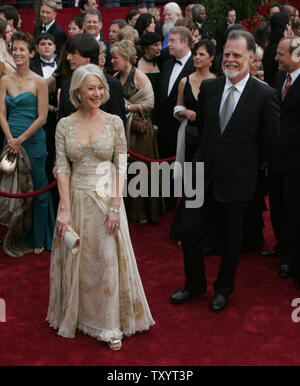 Helen Mirren und ihr Mann Taylor Hackford kommen für die 79. jährlichen Academy Awards im Kodak Theater in Hollywood, Kalifornien, am 25. Februar 2007. (UPI Foto/Terry Schmitt) Stockfoto