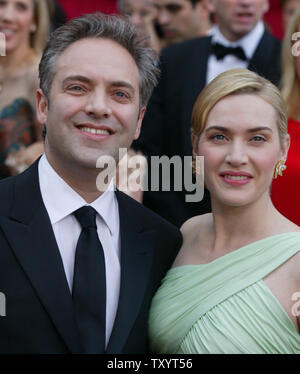 Die britische Schauspielerin Kate Winslet und Ehemann Sam Mendes kommen für die 79. jährlichen Academy Awards im Kodak Theater in Hollywood, Kalifornien, am 25. Februar 2007. (UPI Foto/Terry Schmitt) Stockfoto