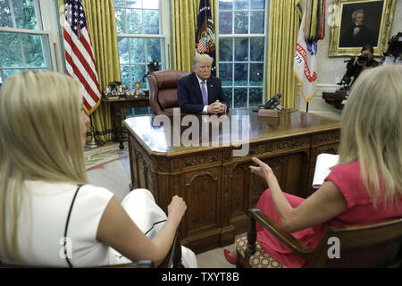 Washington, District of Columbia, USA. 25. Juni 2019. US-Präsident Donald Trump hört, Berater des Präsidenten Kellyanne Conway bei einem Treffen auf der dem Opioid-Epidemie in das Oval Office im Weißen Haus in Washington, DC, am Juni 25, 2019 Credit: Yuri Gripas/CNP/ZUMA Draht/Alamy leben Nachrichten Stockfoto