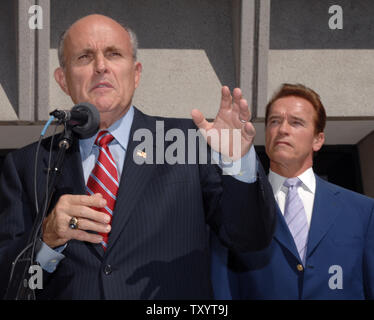 Republikanischen Präsidentschaftskandidaten, der ehemalige New Yorker Bürgermeister Rudy Giuliani (L) spricht als Kalifornien reg. Arnold Schwarzenegger hört auf Abt. der Los Angeles County Sheriff's, Monterey Park, Kalifornien am 5. März 2007. Schwarzenegger und Giuliani met Schleifring Gewalt zu diskutieren. (UPI Foto/Jim Ruymen) Stockfoto