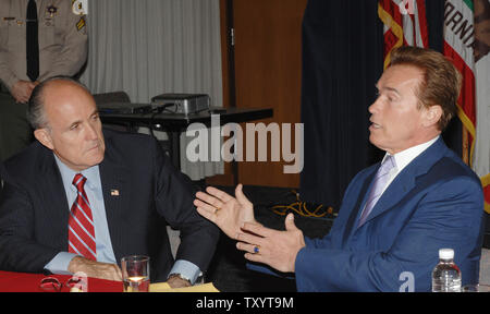 Kalifornien reg. Arnold Schwarzenegger (R) und republikanische Präsidentschaftskandidaten, der ehemalige New Yorker Bürgermeister Rudy Giuliani, treffen Schleifring Gewalt bei der Abt. der Los Angeles County Sheriff's in Monterey Park, Kalifornien am 5. März 2007 zu diskutieren. (UPI Foto/Jim Ruymen) Stockfoto