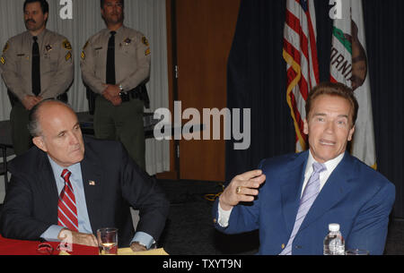 Kalifornien reg. Arnold Schwarzenegger (R) und republikanische Präsidentschaftskandidaten, der ehemalige New Yorker Bürgermeister Rudy Giuliani, treffen Schleifring Gewalt bei der Abt. der Los Angeles County Sheriff's in Monterey Park, Kalifornien am 5. März 2007 zu diskutieren. (UPI Foto/Jim Ruymen) Stockfoto