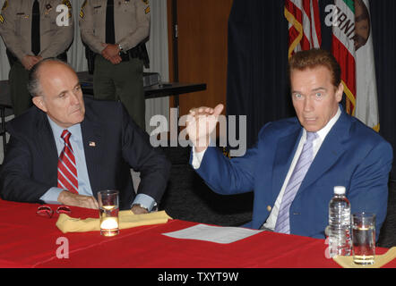 Kalifornien reg. Arnold Schwarzenegger (R) und republikanische Präsidentschaftskandidaten, der ehemalige New Yorker Bürgermeister Rudy Giuliani, treffen Schleifring Gewalt bei der Abt. der Los Angeles County Sheriff's in Monterey Park, Kalifornien am 5. März 2007 zu diskutieren. (UPI Foto/Jim Ruymen) Stockfoto