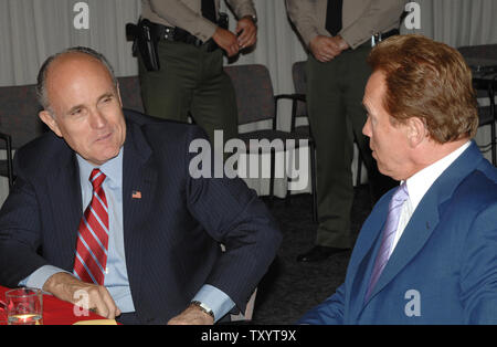 Kalifornien reg. Arnold Schwarzenegger (R) und republikanische Präsidentschaftskandidaten, der ehemalige New Yorker Bürgermeister Rudy Giuliani, treffen Schleifring Gewalt bei der Abt. der Los Angeles County Sheriff's in Monterey Park, Kalifornien am 5. März 2007 zu diskutieren. (UPI Foto/Jim Ruymen) Stockfoto