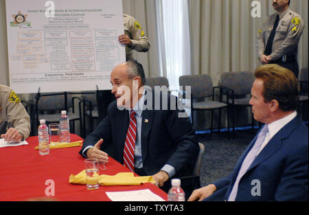 Kalifornien reg. Arnold Schwarzenegger (R) und republikanische Präsidentschaftskandidaten, der ehemalige New Yorker Bürgermeister Rudy Giuliani, treffen Schleifring Gewalt bei der Abt. der Los Angeles County Sheriff's in Monterey Park, Kalifornien am 5. März 2007 zu diskutieren. (UPI Foto/Jim Ruymen) Stockfoto