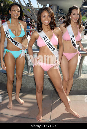 Fräulein Illinois Mia Heaston (C), Miss Kalifornien Meagan Yvonne Tandy (L) und Fräulein Florida Jenna Edwards (R) sind alles Lächeln nach der Teilnahme an der jährlichen Fräulein USA Badeanzug Fotoshooting an Universal Studios Hollywood in Los Angeles, am 12. März 2007. (UPI Foto/Jim Ruymen) Stockfoto