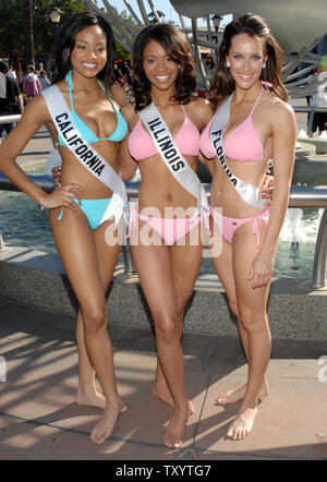 Fräulein Illinois Mia Heaston, Miss Kalifornien Meagan Yvonne Tandy und und Miss Florida Jenna Edwards (L-R) sind alles Lächeln nach der Teilnahme an der jährlichen Fräulein USA Badeanzug Fotoshooting an Universal Studios Hollywood in Los Angeles, am 12. März 2007. (UPI Foto/Jim Ruymen) Stockfoto