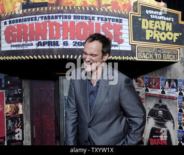 Regisseur Quentin Tarantino kommt für die Premiere der motion picture sci-fi Thriller 'Grindhouse' im Orpheum Theater in Los Angeles am 26. März 2007. Der Film verfügt über zwei volle Länge Horrorfilme, 'Death Proof' und 'Planet Terror', geschrieben und unter der Regie von Quentin Tarantino und Robert Rodriguez. (UPI Foto/Jim Ruymen) Stockfoto