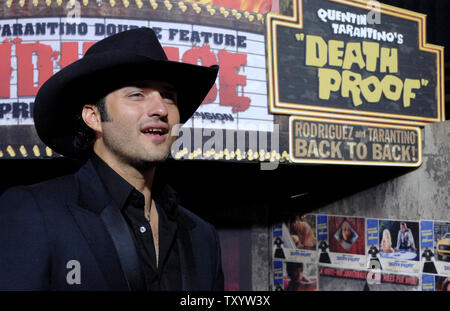 Regisseur Robert Rodriguez kommt für die Premiere der motion picture sci-fi Thriller 'Grindhouse' im Orpheum Theater in Los Angeles am 26. März 2007. Der Film verfügt über zwei volle Länge Horrorfilme, 'Death Proof' und 'Planet Terror', geschrieben und unter der Regie von Quentin Tarantino und Robert Rodriguez. (UPI Foto/Jim Ruymen) Stockfoto