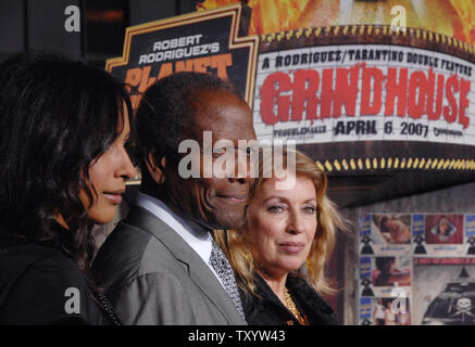 Schauspieler Sydney Poitier (C) kommt mit seiner Frau Joanna Shimkus (R) und ihre Tochter für die Premiere der motion picture sci-fi Thriller 'Grindhouse' im Orpheum Theater in Los Angeles am 26. März 2007. Der Film verfügt über zwei volle Länge Horrorfilme, 'Death Proof' und 'Planet Terror', geschrieben und unter der Regie von Quentin Tarantino und Robert Rodriguez. (UPI Foto/Jim Ruymen) Stockfoto
